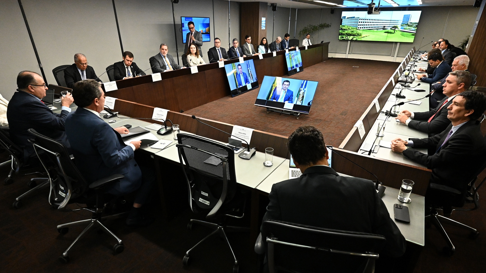 Capa da notícia: "TCU debate solução para melhorar mobilidade em cidades atravessadas por ferrovias"