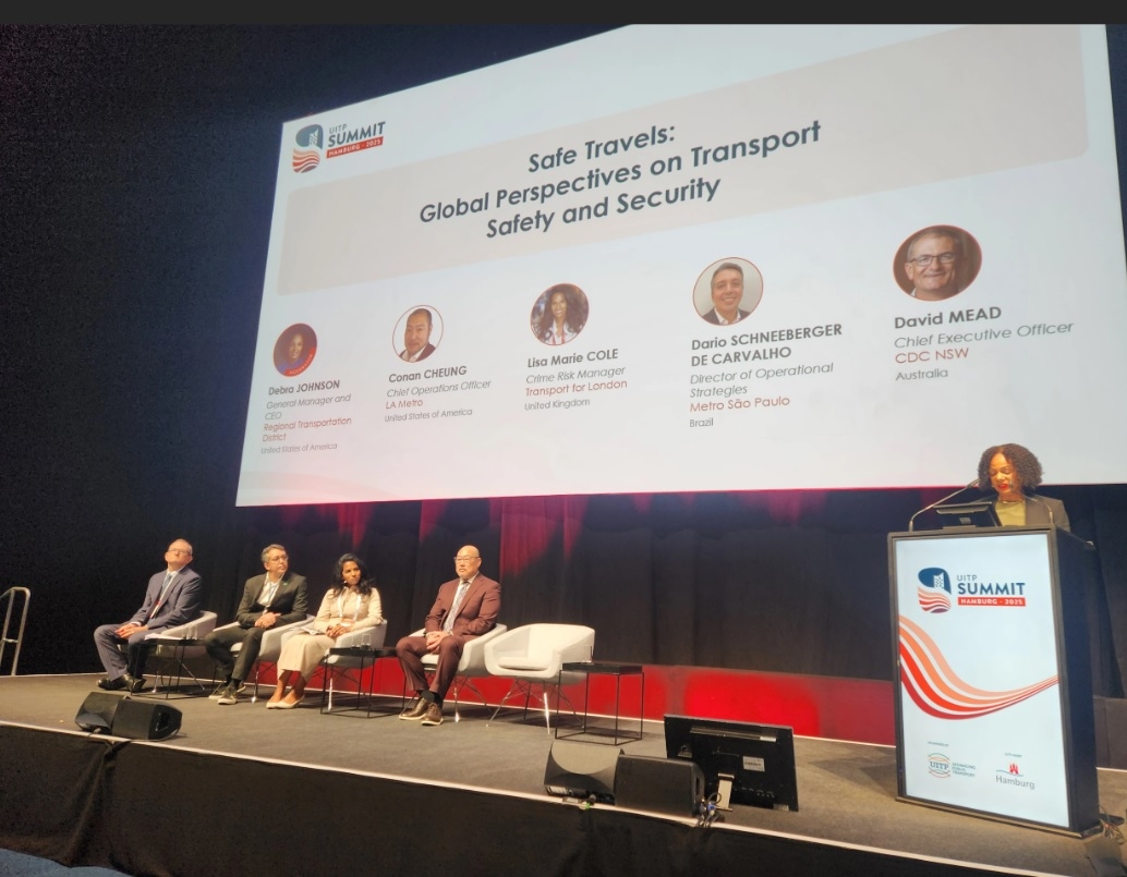Capa da notícia: "TCU Participates in the 2025 Summit of the International Association of Public Transport"