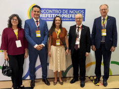 Capa da notícia: "Encontro Nacional de Novos Prefeitos e Prefeitas debate formas de melhorar a gestão pública dos municípios"