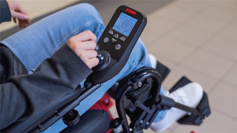 Capa da notícia: "TCU adota scooters elétricos para ampliar acessibilidade e promover inclusão"