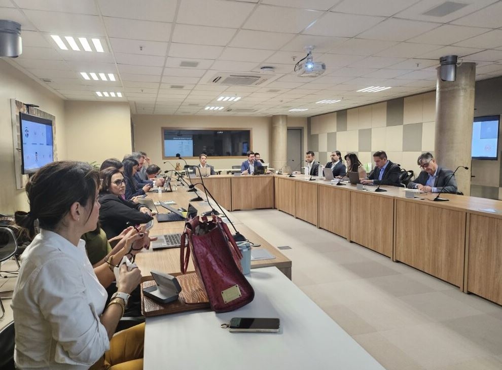 Foto mostra pessoas na reunião