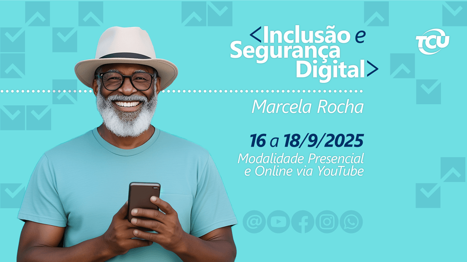 Um homem idoso segura o celular