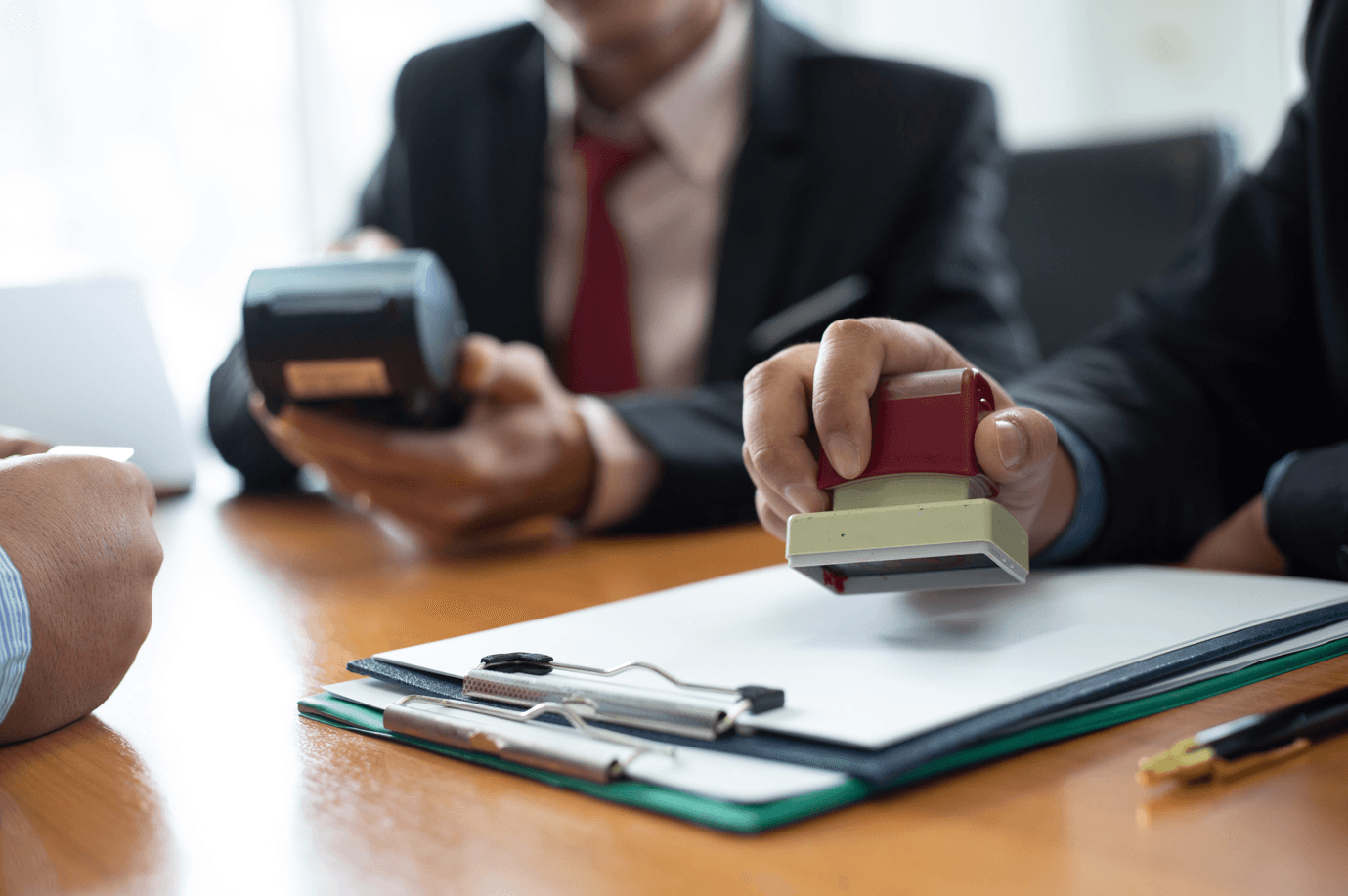 Homem carimbando processo de licitação