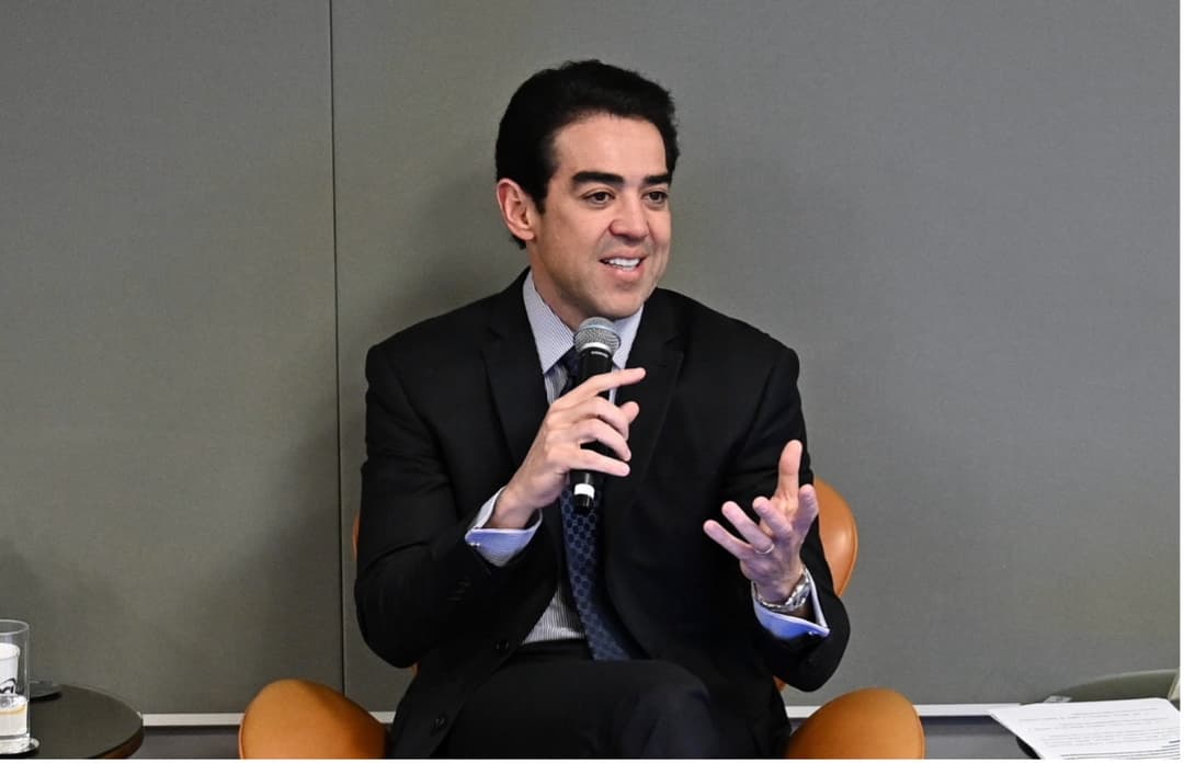 Ministro Bruno Dantas falando no microfone