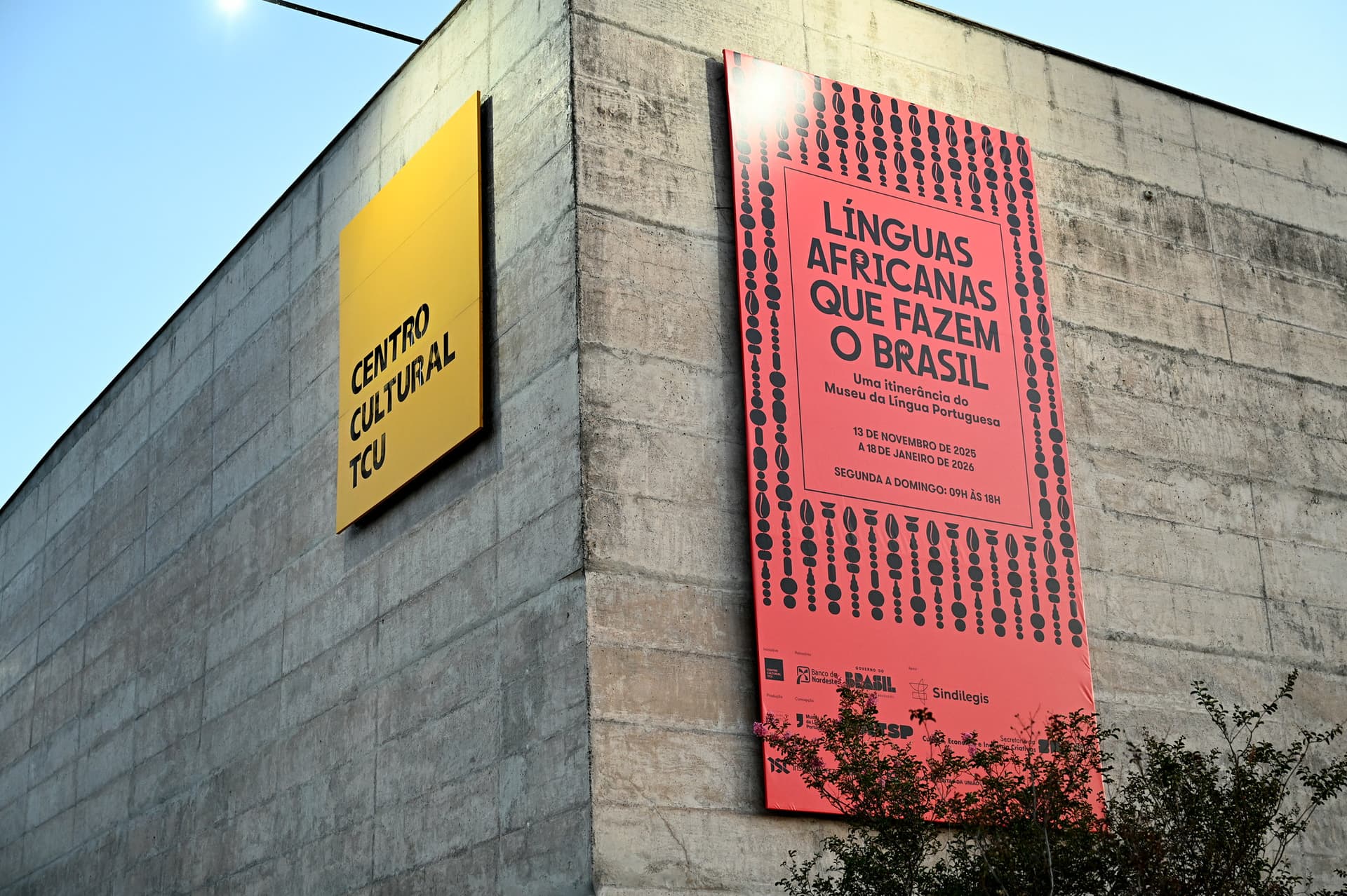 foto do banner da exposição na lateral externa do museu
