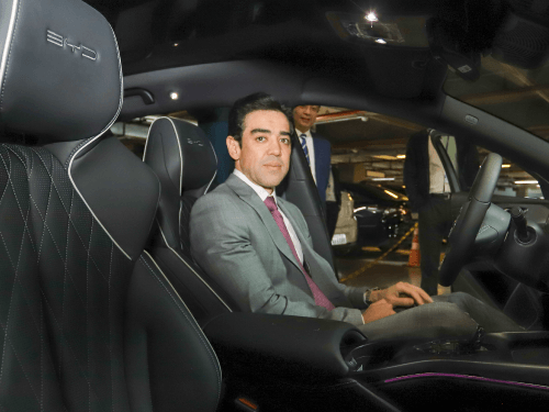 Capa da notícia: "TCU recebe novos veículos elétricos em iniciativa sustentável"