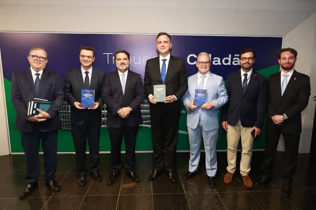 El ministro Jorge Oliveira lanza libros